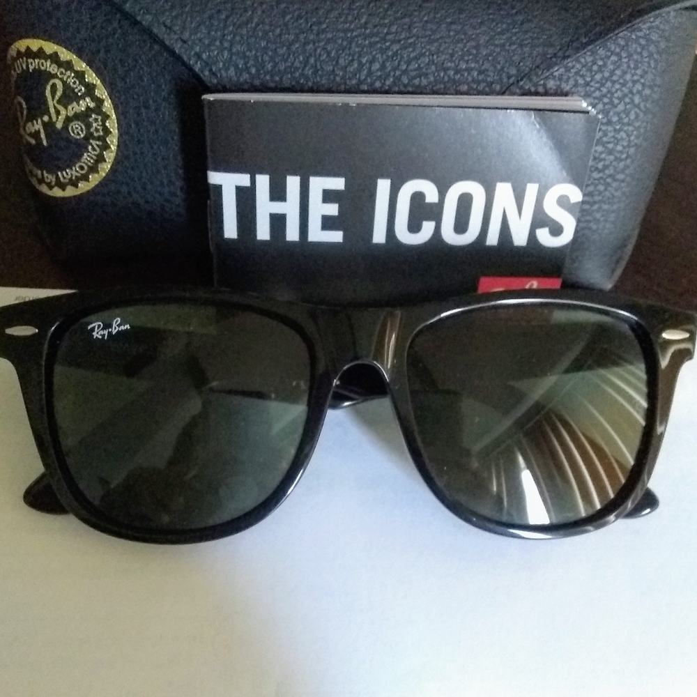 Black Ray Ban Wayfarer sunglasses